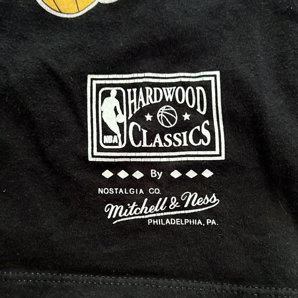Men’s Los Angeles Lakers Magic Johnson Mitchell and Ness T-Shirt - Picture 2 of 5